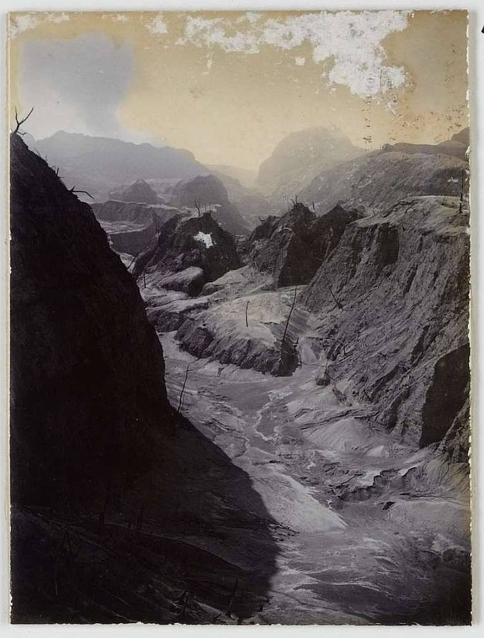 Foto Gunung Kelut pasca-erupsi 1901 karya Ohannes Kurkdjian. 