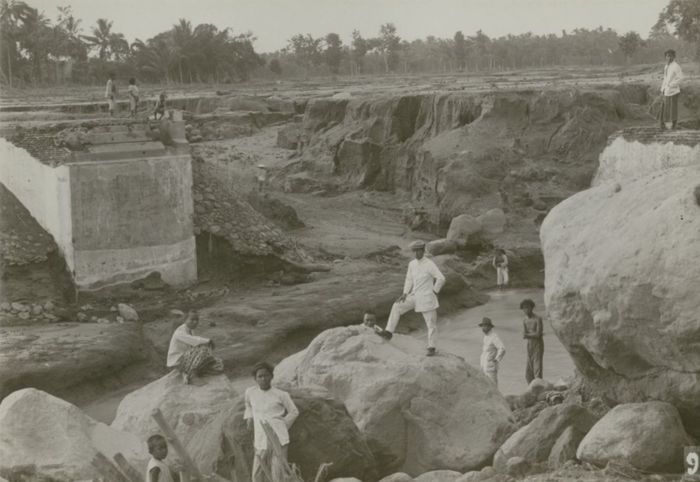 Jembatan yang hancur di Kali Badak akibat letusan Gunung Kelud di Jawa Timur beberapa waktu setelah erupsi akbar Mei 1919. Sungai yang dilalui lahar pada saat erupsi dengan disertai hujan lebat adalah Kali Putih, Kali Badak, Kali Ngabo, Kali Sumber Agung dan Kali Srinjing. Semuanya terletak disisi barat dari Gunungapi Kelut. Foto karya Photografisch Atelier Promemoria.