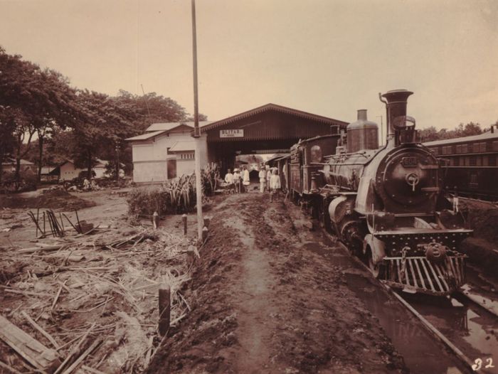 Kerusakan di stasiun Blitar akibat letusan Gunung Kelud di Jawa Timur pada 1919. Kendati demikian, rel kembali bersih setelah pembersihan dan perbaikan selama dua minggu.