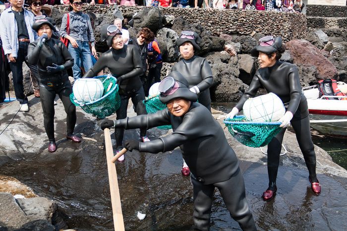 Haenyeo adalah teman seumur hidup. Mereka membagi hasil tangkapan secara merata. Selain itu, para haenyeo juga saling mendukung melalui tantangan hidup seperti kehamilan, penyakit, dan krisis apa pun.