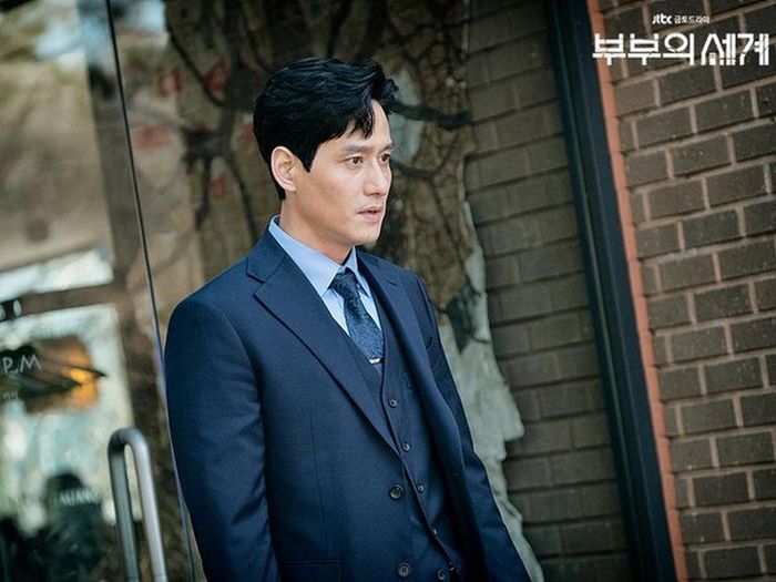 Park Hae Joon dalam drama The World of the Married.