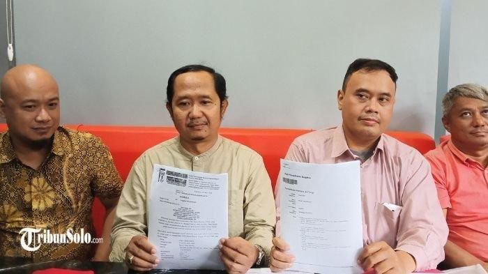 Aufaa Luqman (19) seorang pria asal Solo, Jawa Tengah melayangkan gugatan terkait produksi mobil Esemka ke Pengadilan Negeri Solo pada Selasa (8/4/2025) siang. 