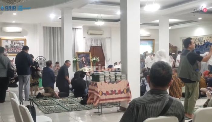Suasana rumah duka Titiek Puspa di kawasan Pancoran, Jakarta Selatan, Kamis (10/4/2025).
