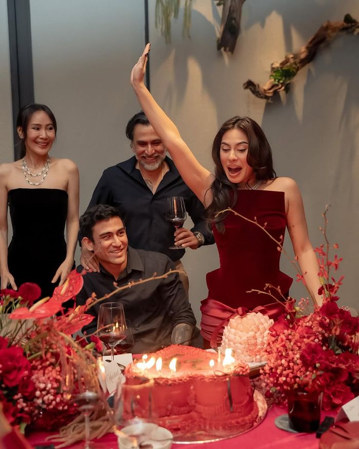 Ina Thomas, Jeremy Thomas, Axel Matthew Thomas, dan Valerie Thomas.