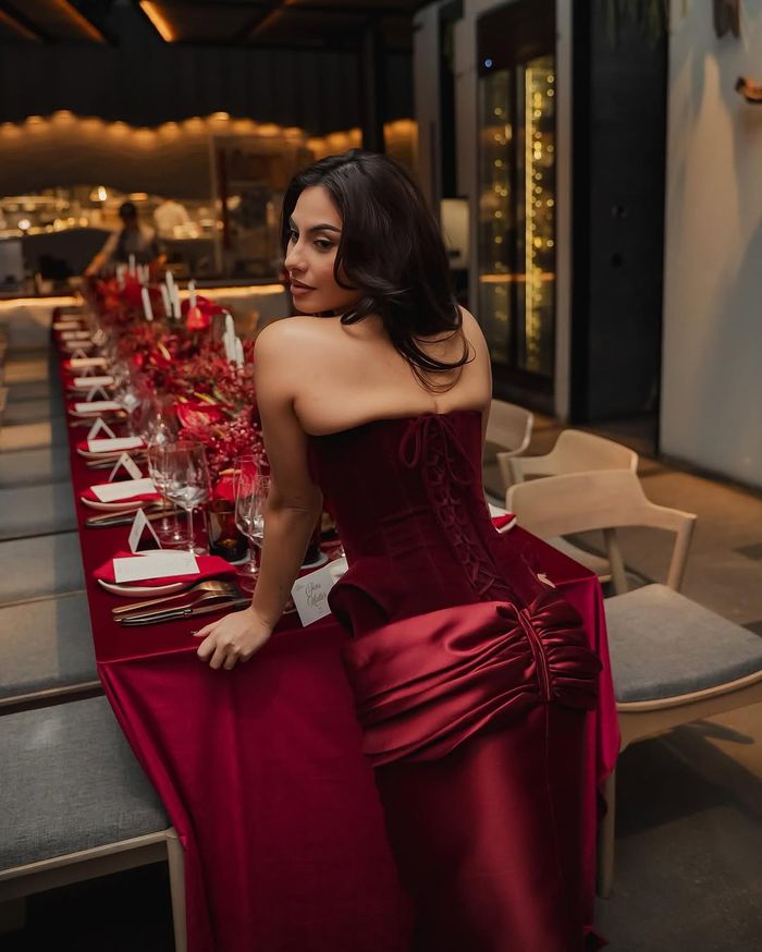 Tampilan dress Valerie Thomas.