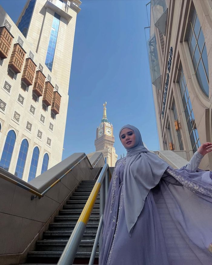 Potret Tissa Biani saat Umroh.