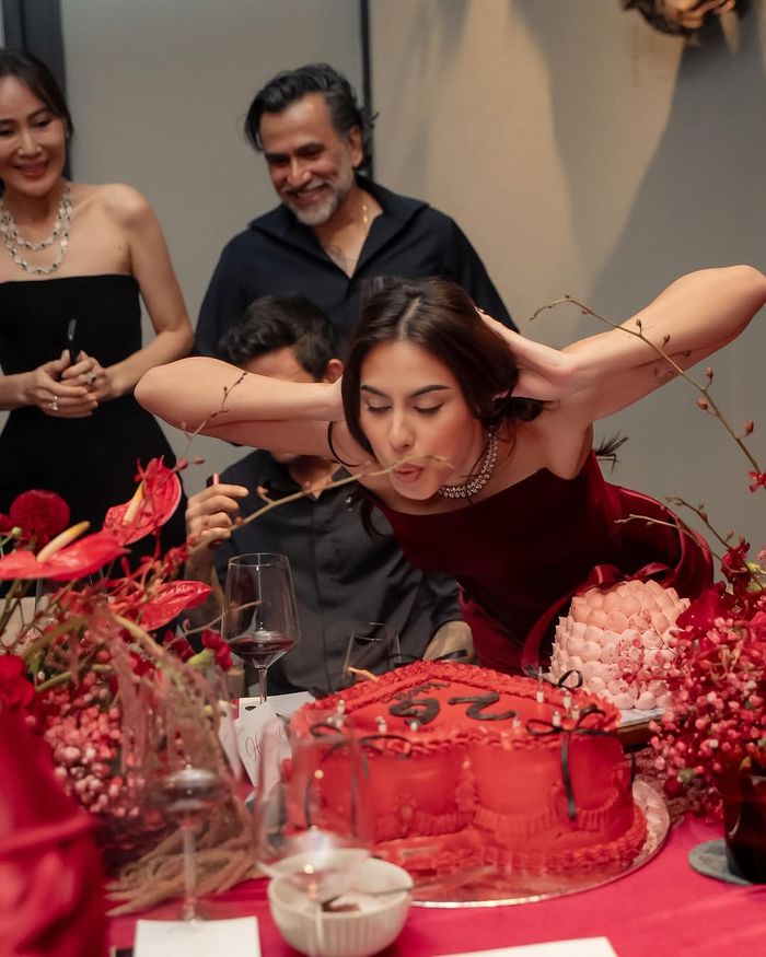 Momen tiup lilin ulang tahun.