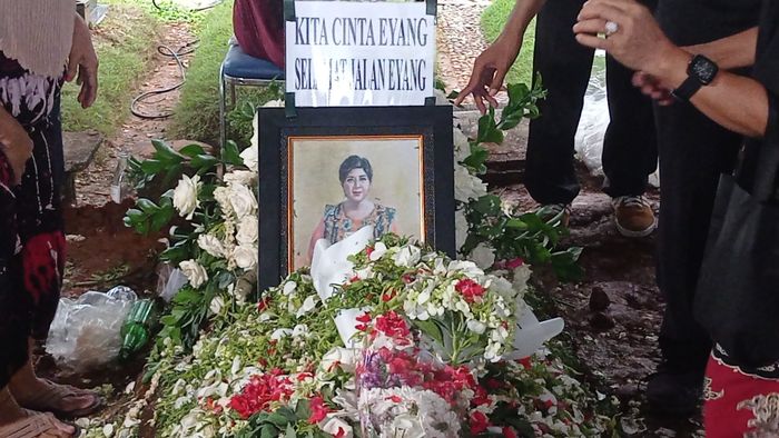 Titiek Puspa Dimakamkan di TPU Tanah Kusir pada Jumat (11/4/2025).