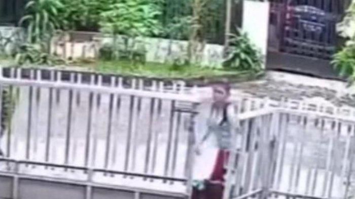 Rekaman CCTV yang memperlihatkan ART Infal berinisial DSL (27) kabur usai menggasak iPad hingga perhiasan di rumah majikannya di kawasan Petukangan Selatan, Pesanggrahan, Jakarta Selatan.   