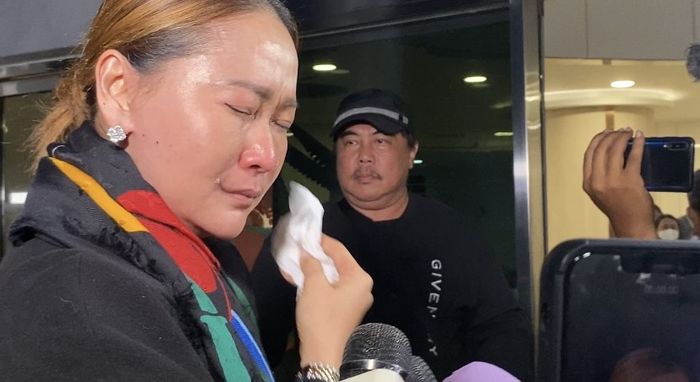 Tangis Inul Daratista saat masuk ke RS tempat Titiek Puspa meninggal dunia