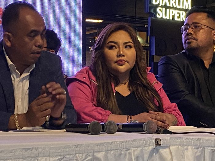 Lisa Mariana saat melakukan konferensi pers pada Jumat (11/4/2025)
