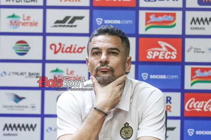 Pelatih Persija Jakarta, Carlos Pena, sedang memberikan keterangan kepada awak media di Media Center Stadion Utama Gelora Bung Karno, Senayan, Jakarta, Sabtu (12/4/2025).