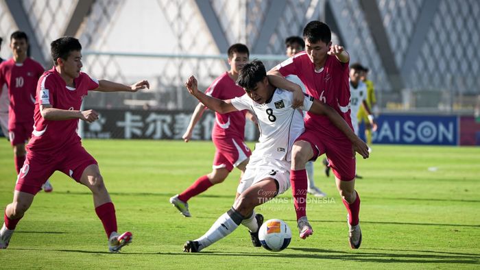 Suasana pertandingan antara timnas U-17 Indonesia melawan timnas U-17 Korea Utara, Senin (14/4/2025).