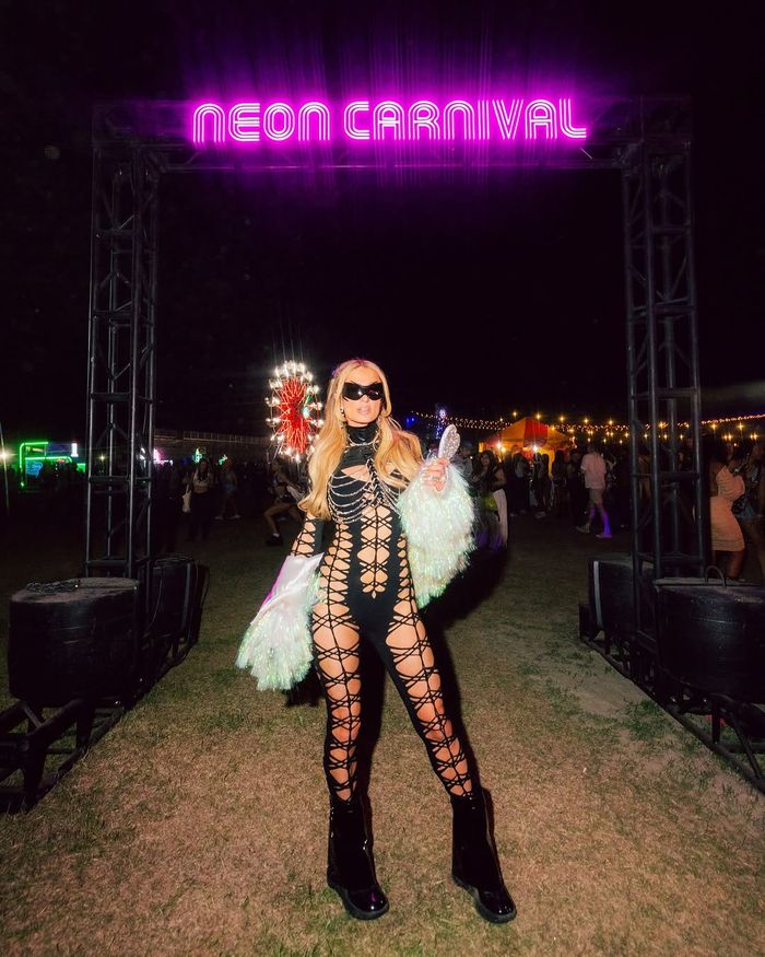 Paris Hilton saat hadiri Coachella 2025.