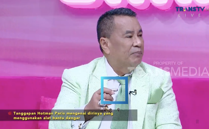 Hotman Paris melepas alat dengarnya.