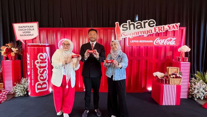 Kampanye 'Share a Coke' turut dimeriahkan oleh influencer Bobby Saputra