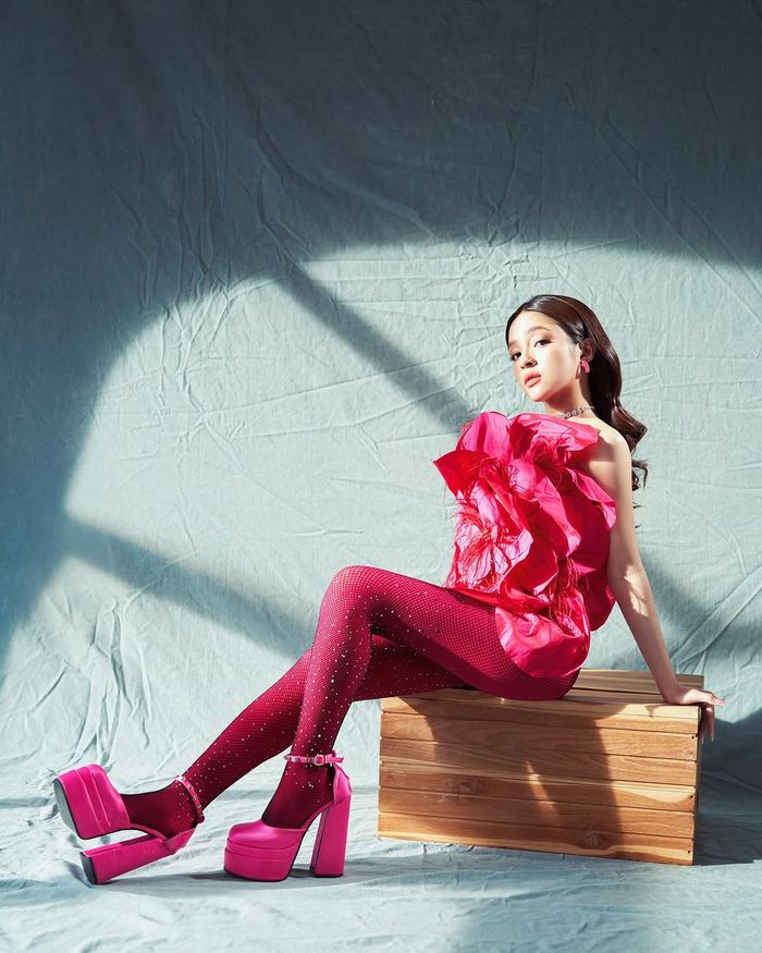 Tampilan serba pink Elsa Japasal.