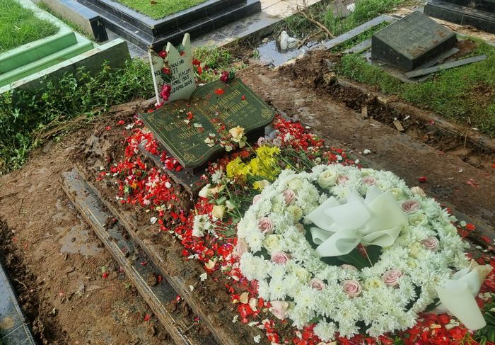 Makam ibunda Cici Paramida yang dijadikan satu dengan keluarga lainnya.