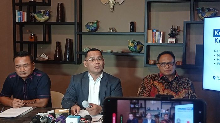 Kuasa Hukum Ridwan Kamil, Heribertus Hartojo ditemui di kawasan Kemang, Jakarta Selatan, Jumat (18/4/2025).