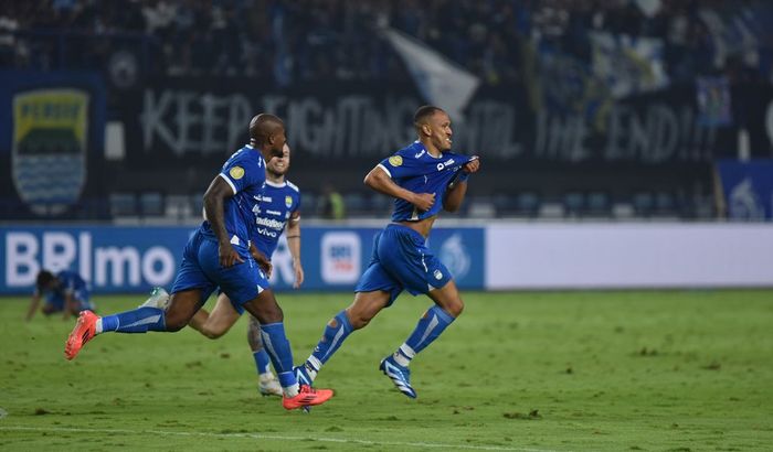 Para pemain Persib Bandung saat selebrasi seusai mencetak gol ke gawang Bali United dalam laga pekan ke-29 Liga 1 2024/2025, di Stadion Gelora Bandung Lautan Api, Jumat (18/4/2024).