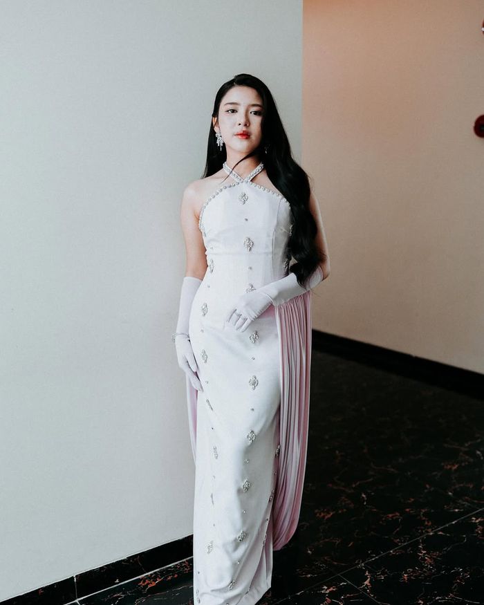 Detail gaun desainer Tira Andini.