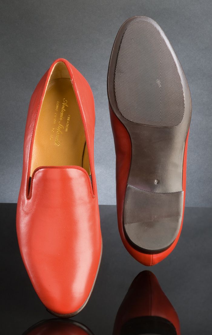 Paus Beneniktus XVI mengikuti tradisi dengan mengenakan sepatu merah yang sederhana dan modern.