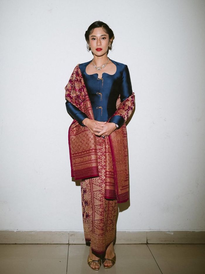 Kebaya Dian Sastro rancangan Hian Tjen.