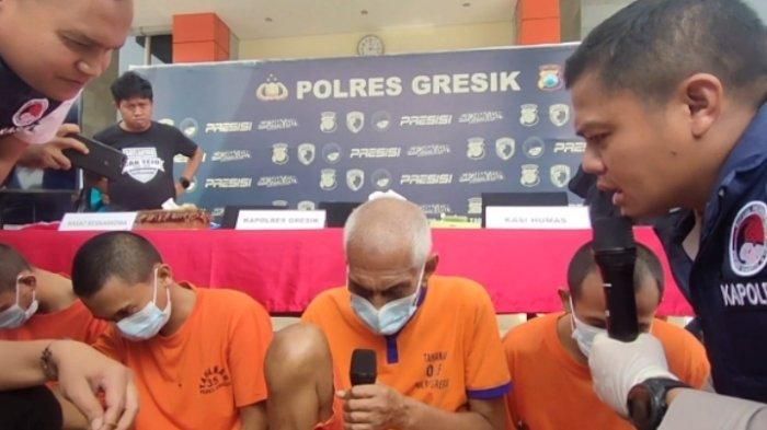 Pengakuan AN saat ditanya Kapolres Gresik AKBP Rovan Richard Mahenu di Mapolres Gresik, Senin (21/4/2025). AN terjerat utang pinjaman online sebesar Rp 70 juta.   