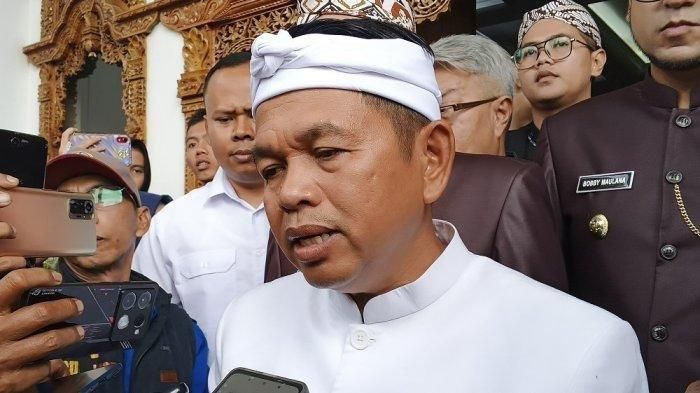 Gubernur Jabar, Dedi Mulyadi saat diwawancarai di Gedung DPRD Kota Sukabumi, Kamis (10/4/2025). Dedi Mulyadi diancam dibunuh pada Senin (21/4/2025) malam.   