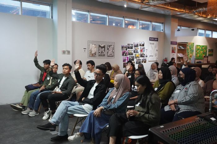 Antusiasme para peserta acara bertajuk 'The Essential Guide to Traveling Green' yang dihelat Teratori Connect di Sahasra Coffee, Jakarta Pusat, 12 April 2025.