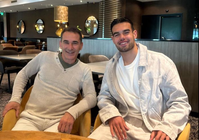 Pelatih Timnas U-23 Indonesia Gerald Vanenburg (kiri) bertemu dengan penyerang Timnas U-20 Indonesia Jens Raven.