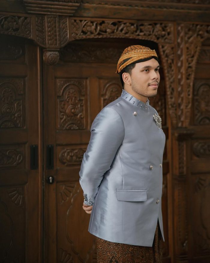 Thoriq Halilintar mengenakan beskap.