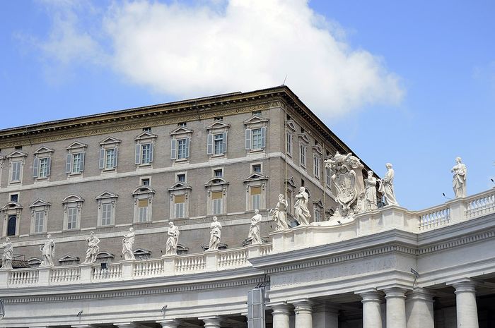 Apartemen Kepausan (Papal Apartment) dilihat dari lapangan Basilika Santo Petrus.