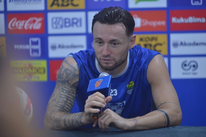 Kapten Persib Bandung, Marc Klok pada sesi konferensi pers jelang lawan PSS Sleman pada Jumat (25/4/2025)