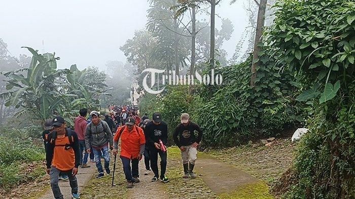 Tim relawan kembali diterjunkan untuk melakukan penyisiran survivor yang hilang di gunung Merbabu, Selasa (22/4/2025). Seorang pendaki yang naik dari jalur terlarang di Boyolali hilang. 