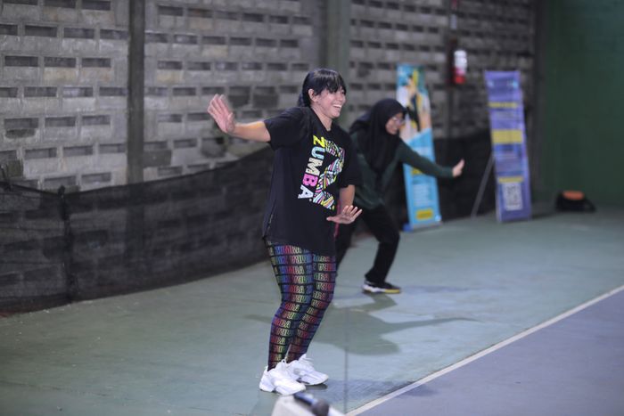 Coach Shintia saat memandu acara Zumba Sehat Bersama Fit Hub dalam Kartini Kini 2025.