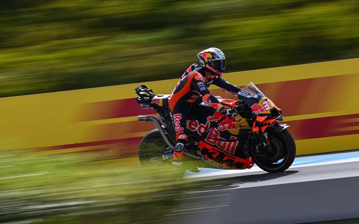 Pembalap Red Bull KTM, Pedro Acosta, pada sesi practice MotoGP Spanyol 2025 di Sirkuit Jerez, Jumat (25/4/2025)