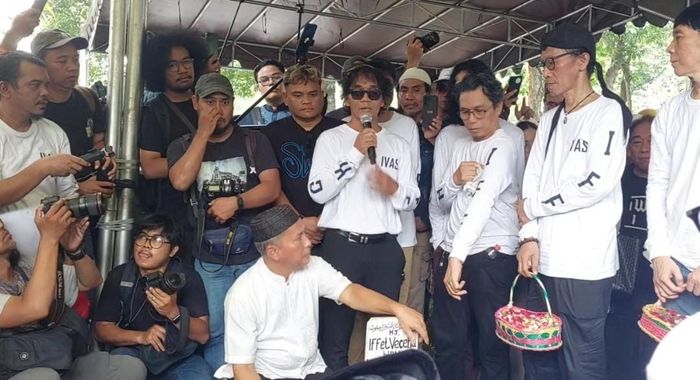 Slank di Taman Pemakaman Umum (TPU) Karet Bivak, Tanah Abang, Jakarta Pusat, pada Minggu (27/4/2025). 