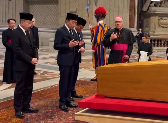Joko Widodo berdoa di depan peti jenazah Paus Fransiskus di Vatikan, Roma, Sabtu (26/4/2025) waktu setempat. 