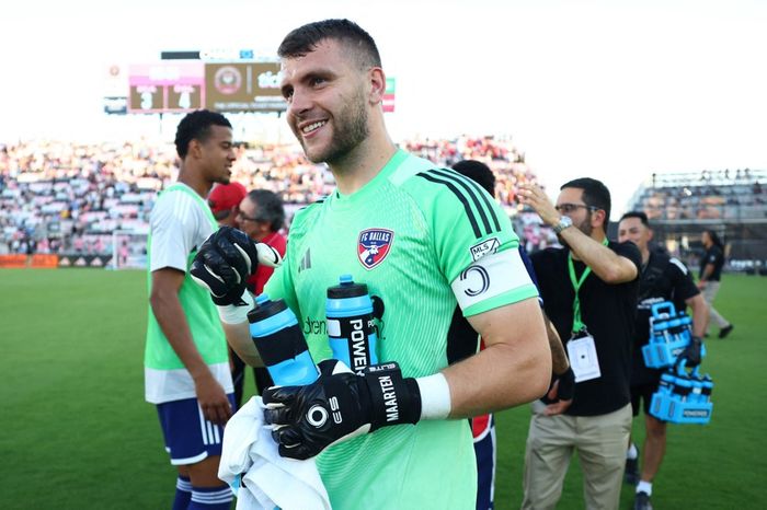 Kiper timnas Indonesia, Maarten Paes, merayakan kemenangan FC Dallas usai kalahkan Inter Miami yang tak diperkuat Lionel Messi di Chase Stadium (27/4/2025).