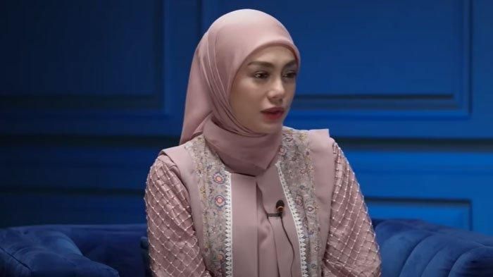 Artis Celine Evangelista menceritakan proses hijrah hingga menjadi mualaf dalam YouTube Rian Ibram, Jumat (25/4/2025). Celine mengaku sempat mendapat tekanan dari orang terdekat.  