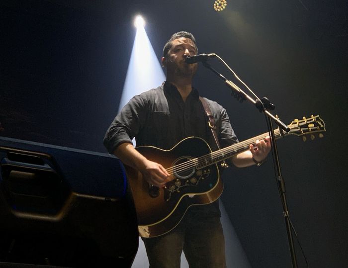 Alejandro Manzano saat konser Boyce Avenue di Grand Ballroom Hotel Pullman Central Park, Jakarta, Minggu (27/4/2025) malam.