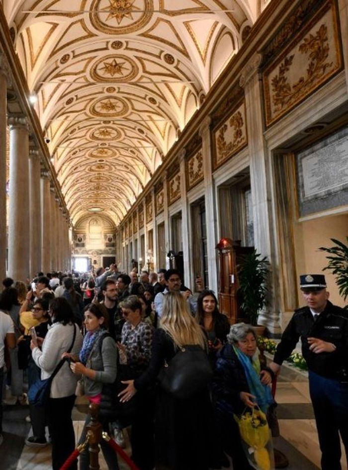 Makam Paus Fransiskus dijaga dan diserbu peziarah