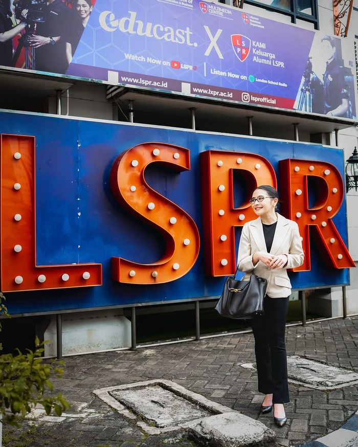 Outfit Prilly Latuconsina saat menjadi dosen.