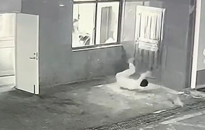 Pria yang kabur dari pacarnya jatuh usai memecahkan jendela