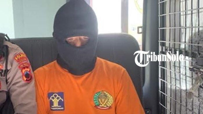 K (45) pria asal Kecamatan Slogohimo, Wonogiri yang menyetubuhi anak kelas 6 SD saat dihadirkan dalam konferensi pers Polres Wonogiri, Selasa (29/4/2025).  