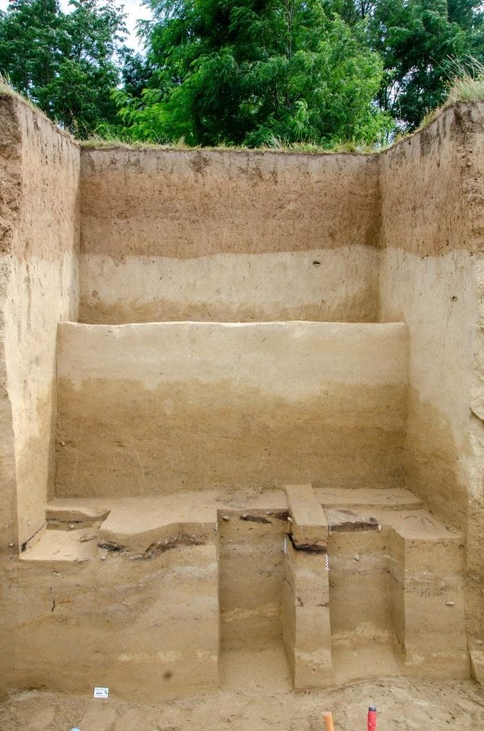 Perapian besar yang ditutupi oleh 2,5 meter sedimen loess.
