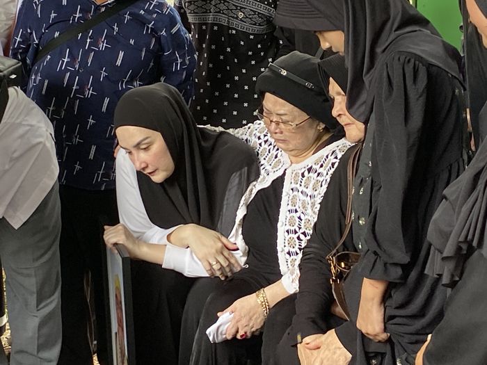 Mona Ratuliu saat pemakaman sang ayah di TPU Jeruk Purut, Jakarta Selatan pada Kamis (1/5/2025).