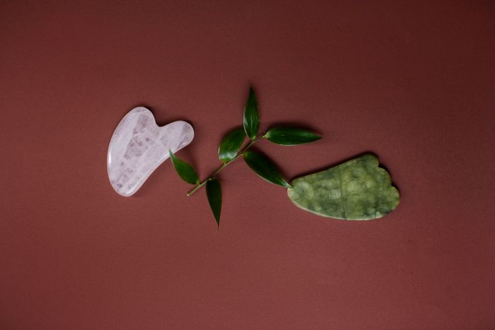 Batu giok pipih yang kerap digunakan saat gua sha.