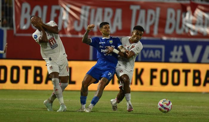 Pemain Persib Bandung, Ciro Alves, saat pertandingan melawan Malut United, Jumat (2/5/2025).
